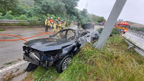 사고가 난 승용차량[전북소방본부 제공]